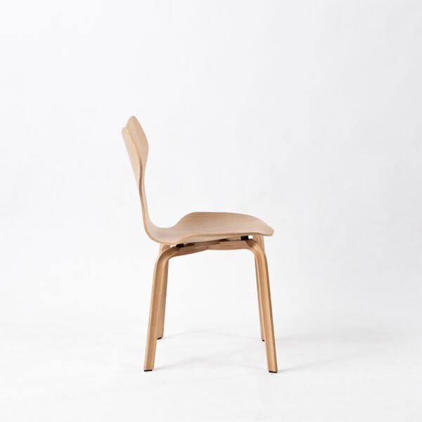 0b622df5a17c3fe71c230720e303149e.jpg Contemporary Wing-Shaped Chair - Sleek Minimalist Seating Solution